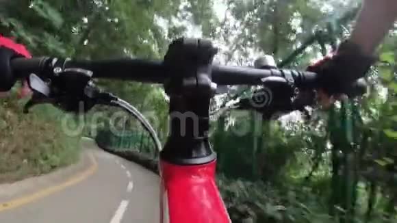 骑自行车在公园的自行车道上视频的预览图