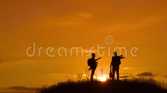 两个男子游客徒步旅行生活剪影去山上日落旅行慢动作视频旅行者成功视频的预览图