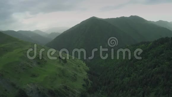 高加索山脉史诗级飞行山丘高加索美丽自然乔治亚动物水墙无人机4k视频的预览图