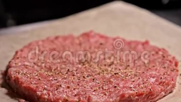 厨师为汉堡做肉奖章厨师戴着黑色的食物手套做小切口在一个钢圈中将切口平整视频的预览图