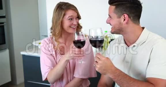 幸福的一对夫妇在镜头前微笑着品尝红酒视频的预览图