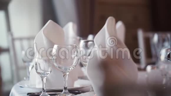餐桌上餐厅的玻璃和餐巾视频的预览图