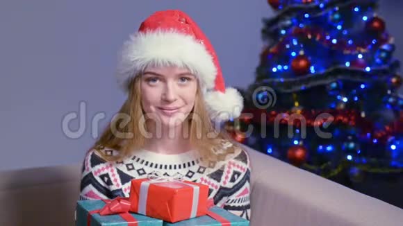 戴圣诞礼帽的女人视频的预览图