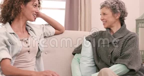 微笑的女人坐在沙发上说话视频的预览图