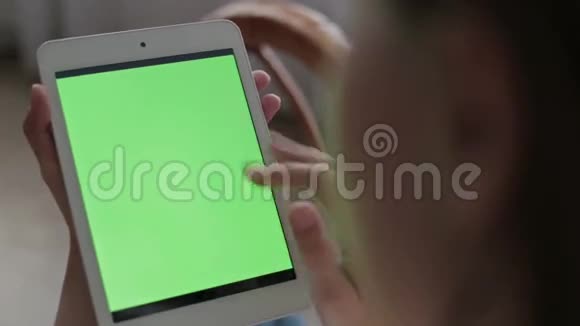 女人的手触摸和滚动平板绿色视频的预览图