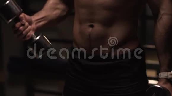 肌肉男裸身在健身房锻炼视频的预览图