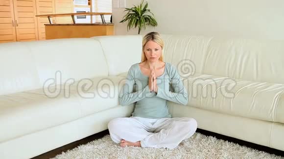 女人在冥想视频的预览图