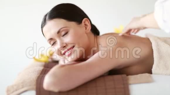 快乐的女人在水疗沙龙放松视频的预览图