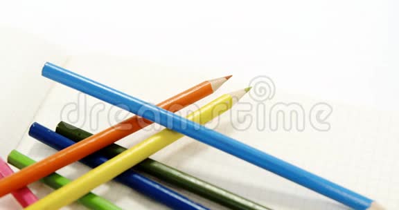 彩色铅笔和笔记本视频的预览图