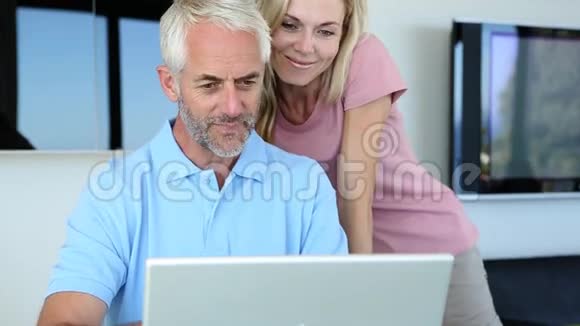 他和妻子用笔记本电脑视频的预览图