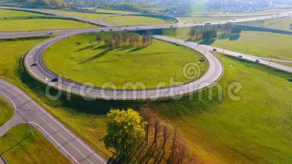 汽车在公路交汇处行驶道路交叉口的汽车交通视频的预览图