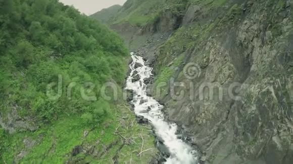 高加索山脉高加索山脉美丽自然乔治亚动物水墙无人机4k视频的预览图