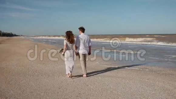 在海边的年轻夫妇视频的预览图