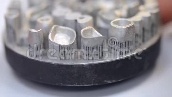 印有金属3d打印机激光烧结机的牙冠视频的预览图