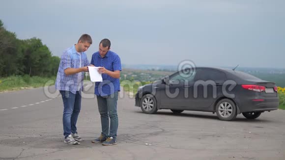 两个人达成协议男卖家司机制作汽车保险慢动作视频男售卖生活方式视频的预览图