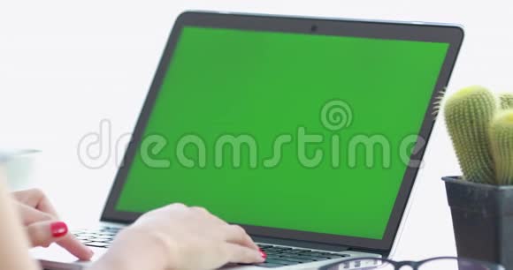 女士使用笔记本电脑与关键的绿色屏幕视频的预览图