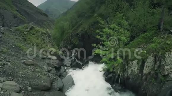 高加索山脉高加索山脉美丽自然乔治亚动物水墙无人机4k视频的预览图