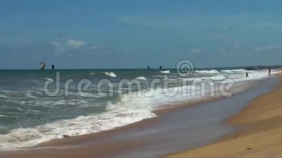海浪在沙滩上冲浪马尔代夫快关门视频的预览图