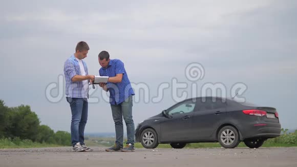 两个人达成协议男卖家司机做汽车汽车保险慢动作视频销售二手车购买租金视频的预览图