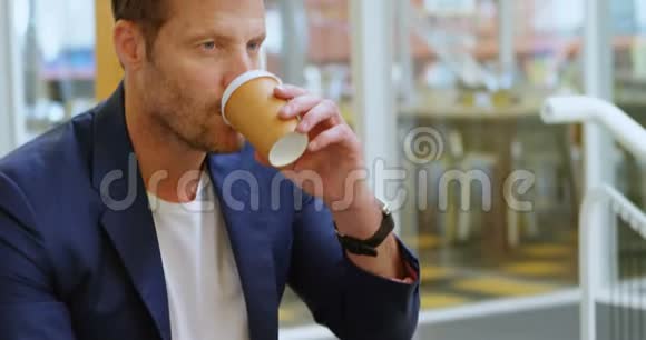 商人在办公室喝咖啡视频的预览图