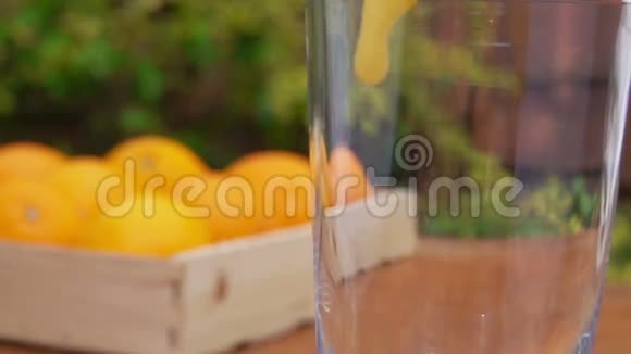 橙汁倒进玻璃杯里视频的预览图