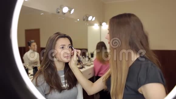 化妆师做专业化妆女孩视频的预览图
