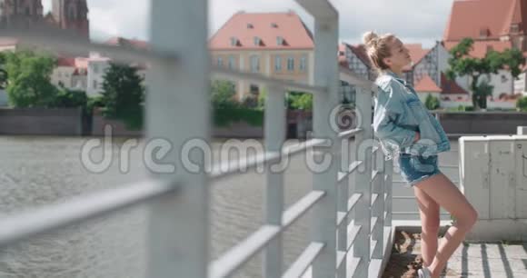 漂亮的时尚女性在欧洲的城市公园放松视频的预览图