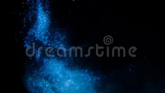 蓝色在黑色背景上闪闪发光视频的预览图