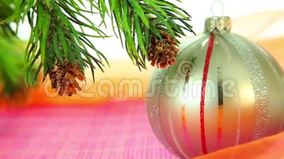 圣诞球和树装饰娃娃射击视频的预览图
