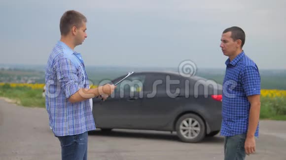 两个人达成协议男卖家司机制作汽车保险慢动作视频男售卖二手车汽车视频的预览图