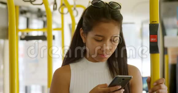 少女使用手机4k视频的预览图