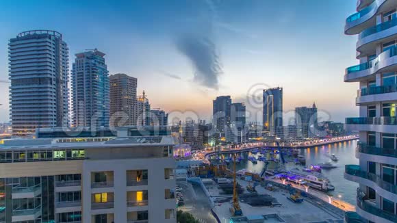 迪拜码头的空中景观白天到晚上视频的预览图