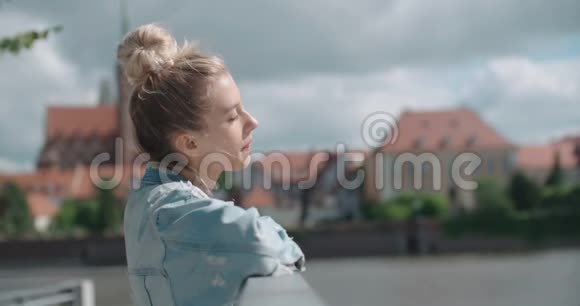 漂亮的时尚女性在欧洲的城市公园放松视频的预览图