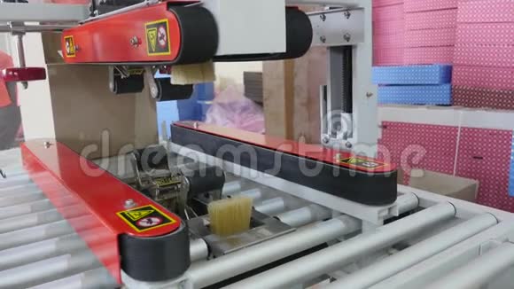食品厂生产车间包装机铝箔包装厂工人自动化包装糖果过程视频的预览图
