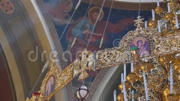 大教堂基督教堂的大型青铜吊灯特写视频的预览图