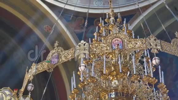 大教堂基督教堂的大型青铜吊灯特写视频的预览图
