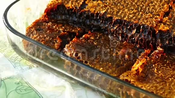 纯天然蜂蜜对人体健康蜂窝为早餐在玻璃碗蜂窝蜜视频的预览图