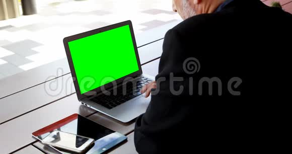 在4K酒店使用笔记本电脑的商人视频的预览图