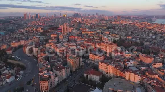 空中无人机在土耳其伊斯坦布尔拍摄日落从上面市中心市中心博斯普鲁斯视频的预览图