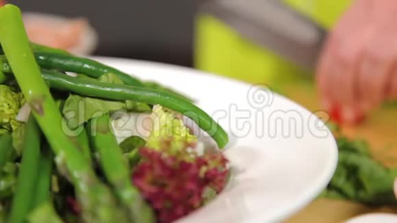 一份绿色蔬菜沙拉的特写镜头视频的预览图