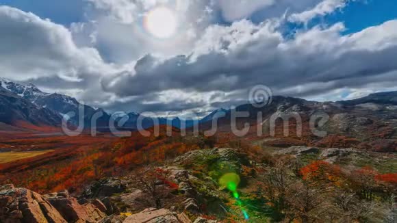 在洛斯冰川国家公园可以看到山脉和森林阿根廷巴塔哥尼亚的秋天视频的预览图