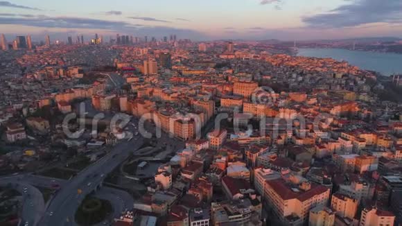 空中无人机在土耳其伊斯坦布尔拍摄日落从上面市中心市中心博斯普鲁斯视频的预览图