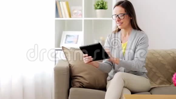 家里有平板电脑的快乐女人视频的预览图