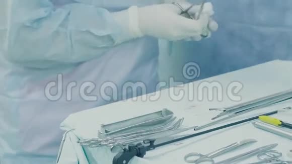 护士准备医疗器械的手视频的预览图