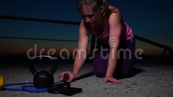 年轻的高加索女运动员在日落时分视频的预览图