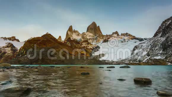 菲茨罗伊山和湖在国家公园洛斯格利亚雷斯国家公园日出巴塔哥尼亚的秋天视频的预览图