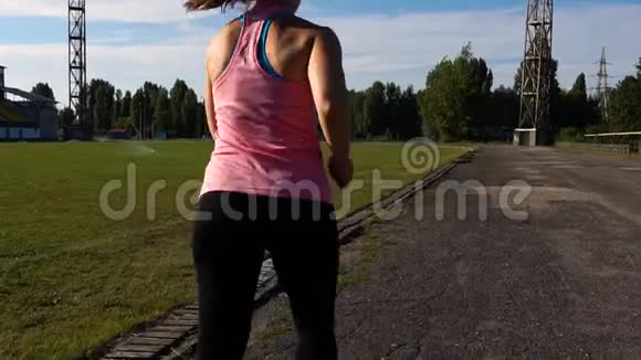 健身妇女在阳光明媚的夏日跑步视频的预览图