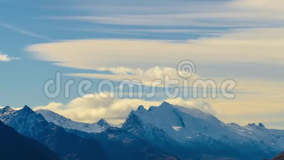 在洛斯冰川国家公园可以看到山脉和森林阿根廷巴塔哥尼亚的秋天视频的预览图