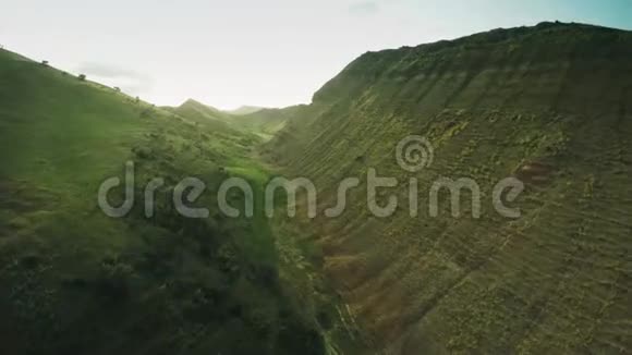 高加索山脉史诗级飞行山和格鲁吉亚河谷美景乔治亚动物水墙无人机4k视频的预览图