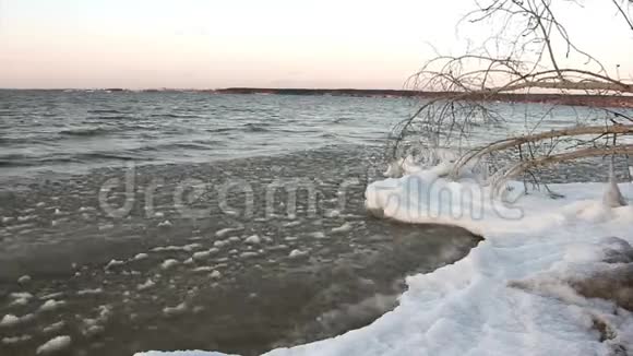 日落时分俄罗斯奥布水库一条冰冻的河流中的冰视频的预览图